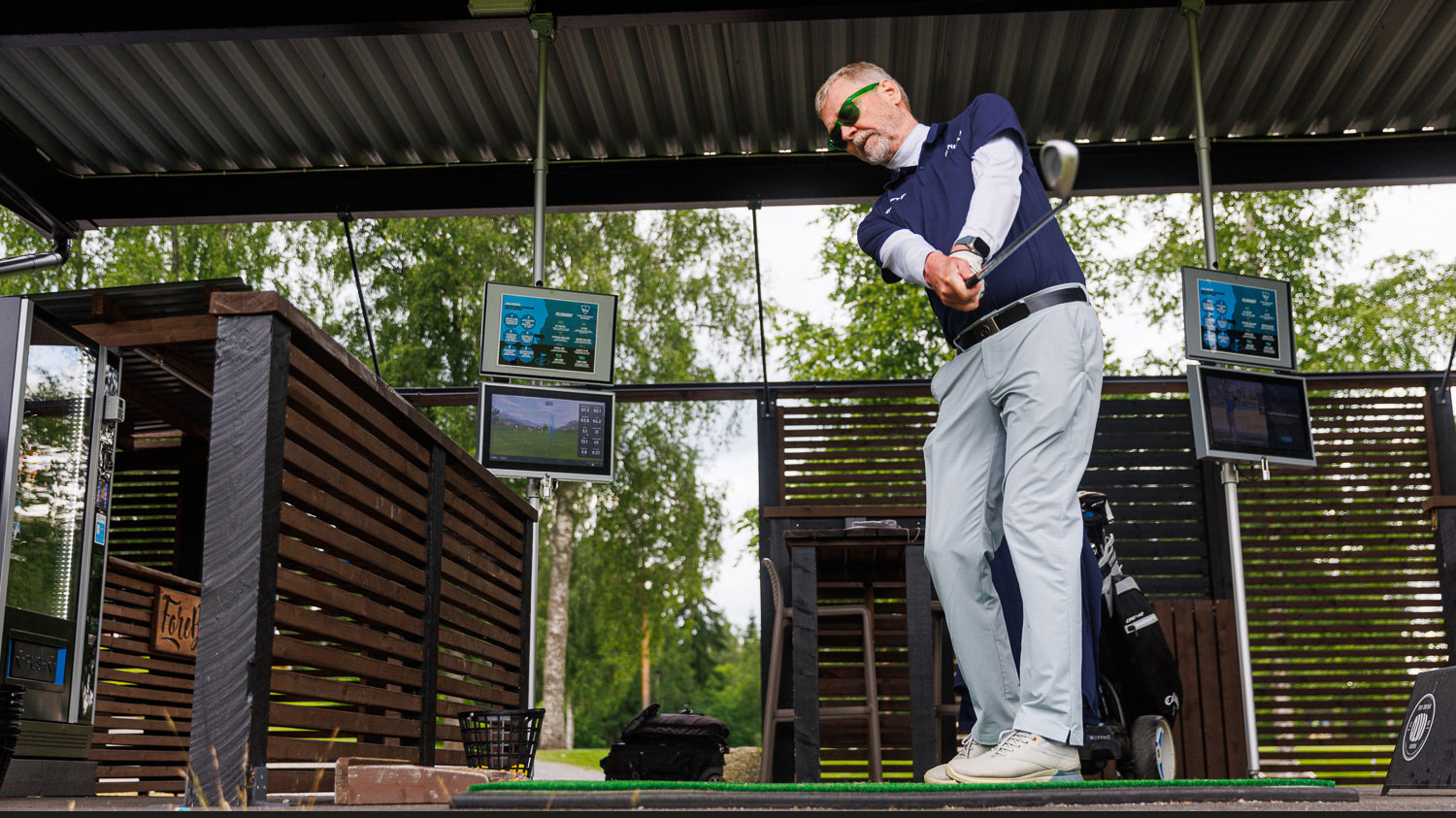 Pekka Kainulainen golfaamassa.